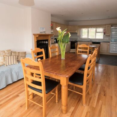 Drim Holiday Cottage Malin head - dining area and kitchen